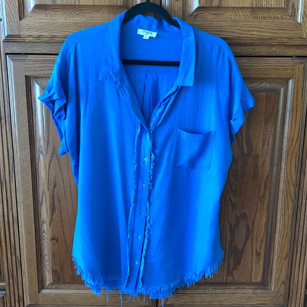 Umgee blue linen rayon shirt sleeve button up shirt with frayed hem